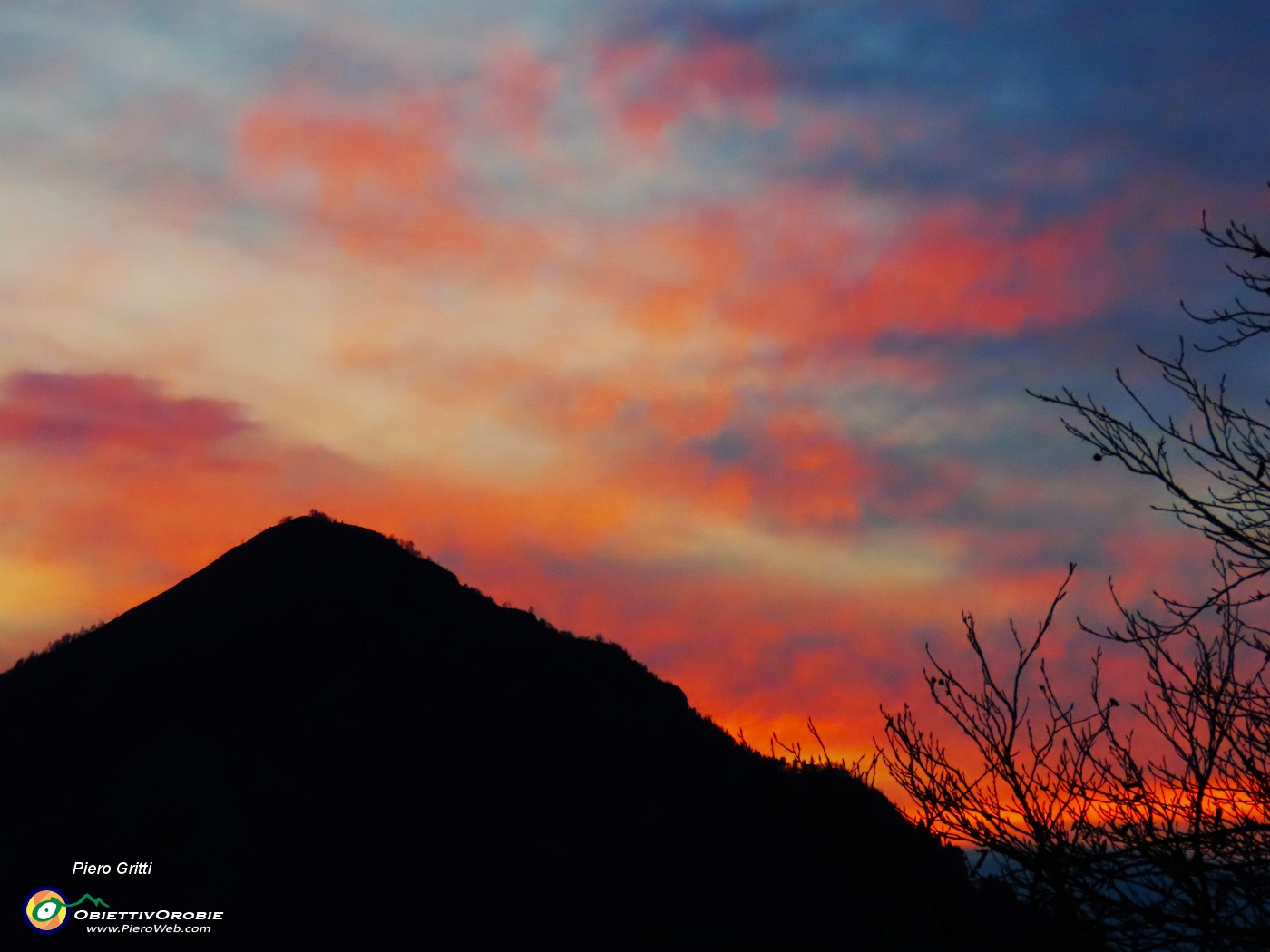 57 Colori del tramonto infuocato al Monte gioco.JPG